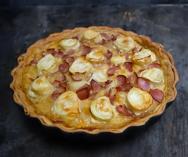 Tarte Oignon, Lardons, Chèvre et Miel : Délice à Partager