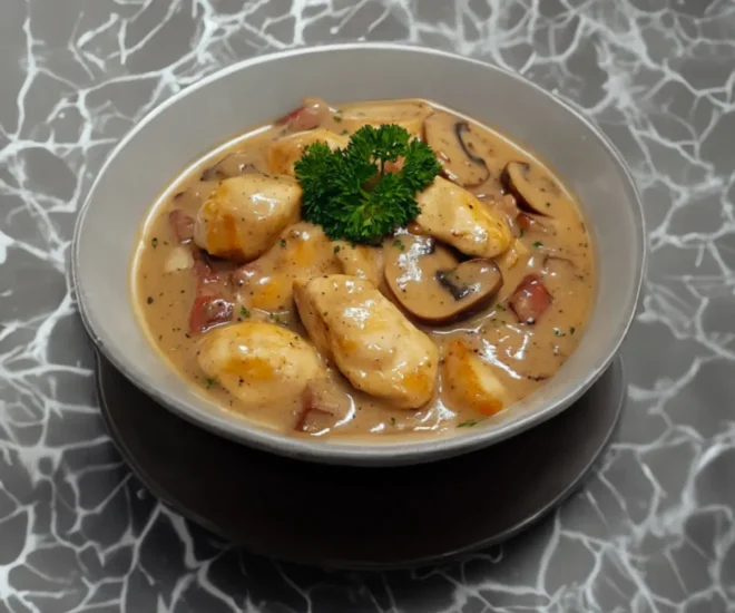 Poulet Crémeux à la Moutarde, Champignons et Lardons