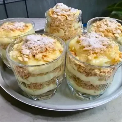 Verrines de crème vanillée et biscuits écrasés