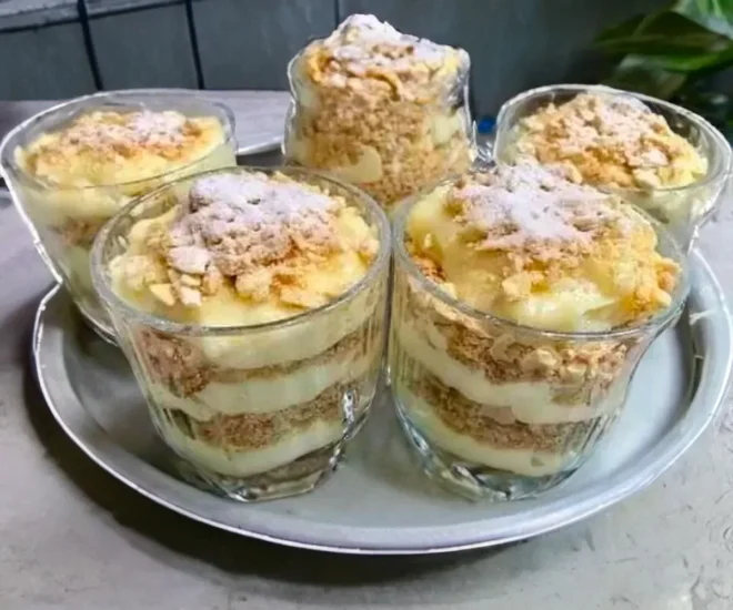 Verrines de crème vanillée et biscuits écrasés