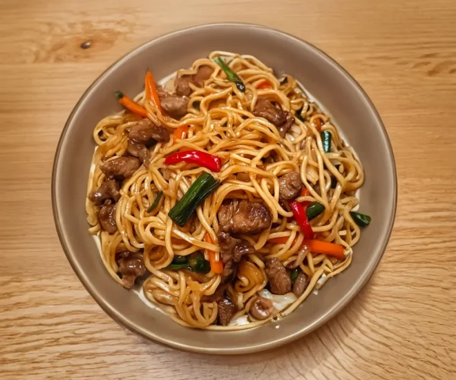 Nouilles Chinoises au Bœuf et aux Légumes : Un Plat Savoureux et Équilibré