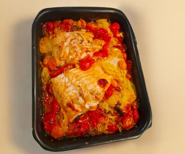 Cabillaud Doré avec une Sauce Tomate à l&rsquo;Ail Parfumée