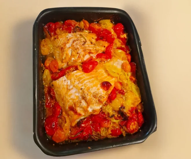 Cabillaud Doré avec une Sauce Tomate à l’Ail Parfumée