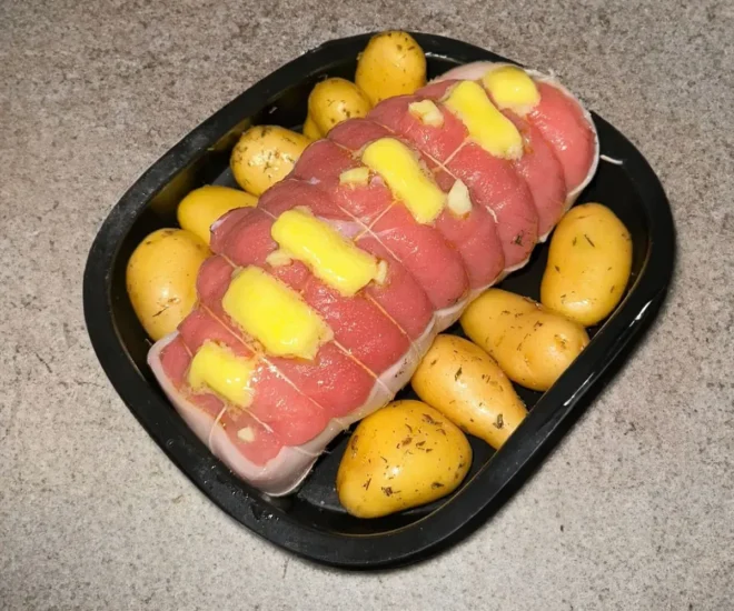 Rôti de Porc au Four Piqué à l&rsquo;Ail avec Pommes de Terre et Oignons