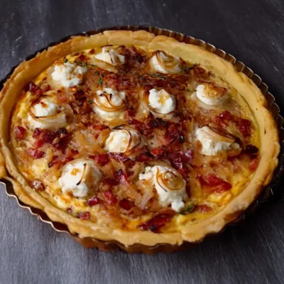 Tarte Oignon, Lardon, Chèvre et Miel : Délicieuse Recette