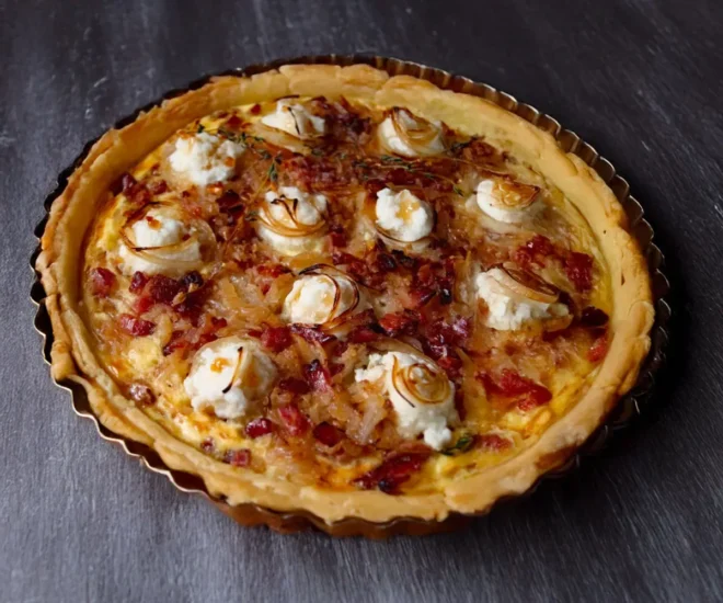 Tarte Oignon, Lardon, Chèvre et Miel : Croustillante et Gourmande