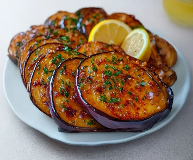 Aubergines rôties au citron et à l’ail – un délice méditerranéen