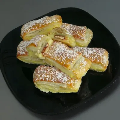 Feuilleté à la crème pâtissière et aux amandes