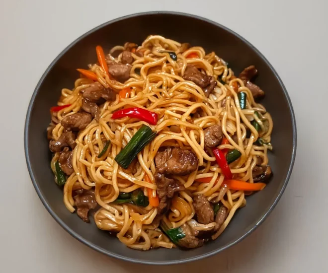 Nouilles Chinoises au Bœuf et aux Légumes : Le Wok qui Fait Voyager