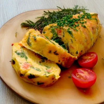 Omelette Roulée aux Herbes, Jambon et Fromage