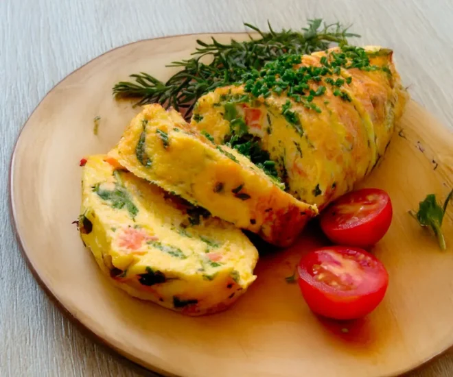 Omelette Roulée aux Herbes, Jambon et Fromage Frais