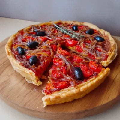 Pissaladière revisitée aux tomates et anchois