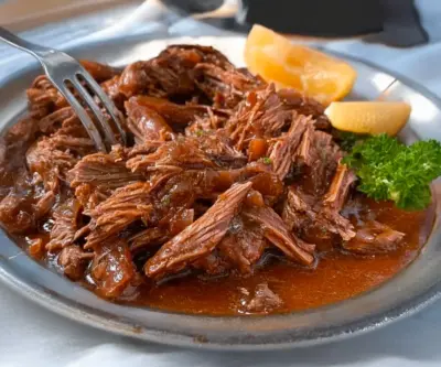 Bœuf Effiloché Fondant aux Oignons et Bouillon Savoureux