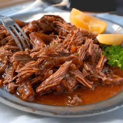 Bœuf Effiloché Fondant aux Oignons Savoureux