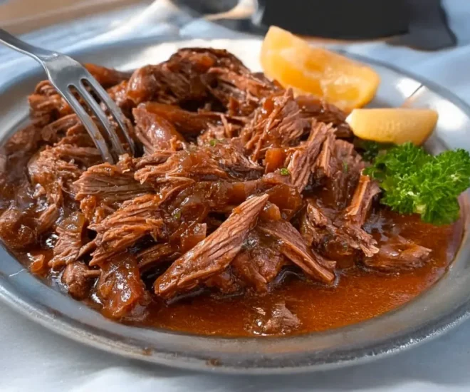 Bœuf Effiloché Fondant aux Oignons et Bouillon Savoureux