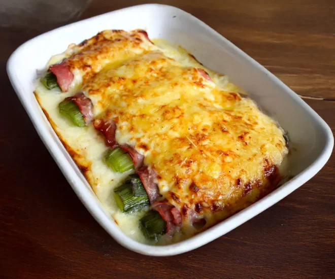 Gratin de poireaux au jambon et à la béchamel maison