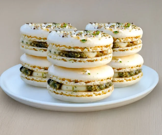 Macarons Tapenade & Parmesan : la rencontre du chic et du salé