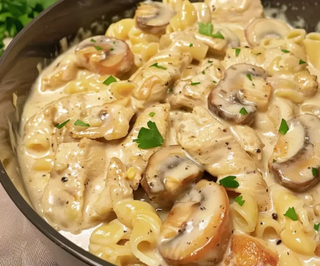 Pâtes à la Crème, Poulet et Champignons : Un Plat Réconfortant et Savoureux 🍝🍗🍄