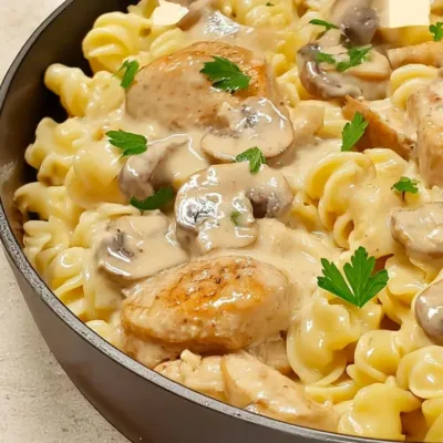 Pâtes à la Crème, Poulet et Champignons Savoureuses