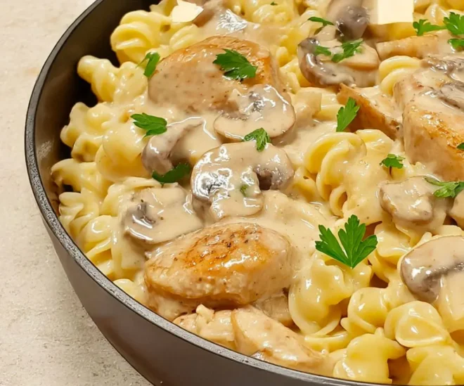 Pâtes à la Crème, Poulet et Champignons : Un Plat Réconfortant et Savoureux 🍝🍗🍄