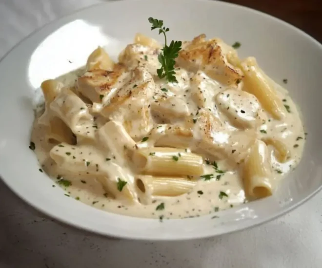🌿 Pâtes au Poulet et Sauce Crémeuse au Boursin : Le Dîner Réconfortant par Excellence