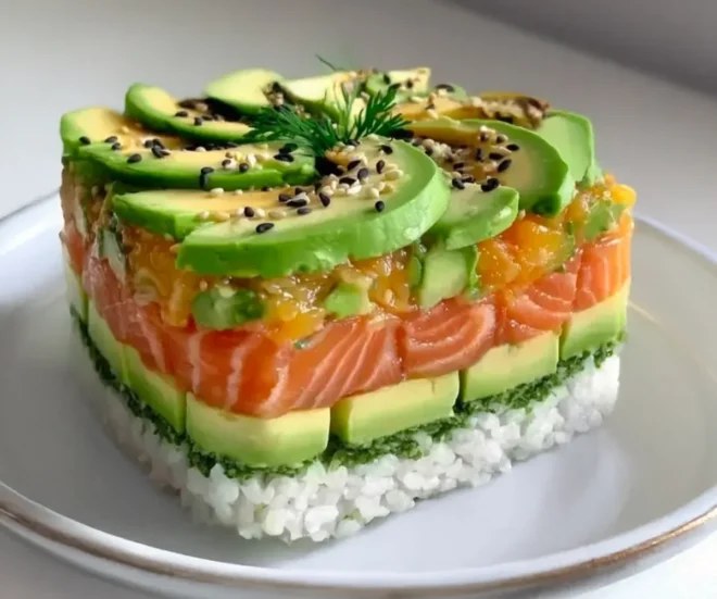 Gâteau Sushi Avocat & Saumon : Élégance et Saveur