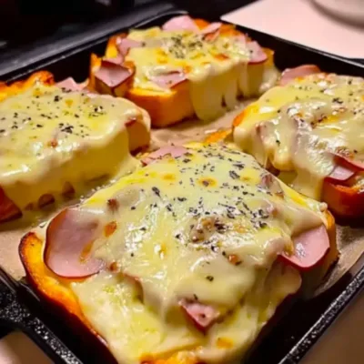 Croque-Monsieur Gratiné aux Lardons et Chèvre