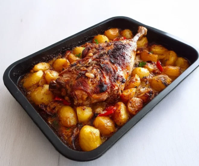 Épaule d&rsquo;Agneau Rôtie aux Pommes de Terre Fondantes