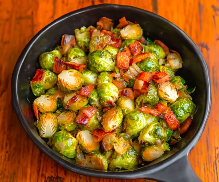 Choux de Bruxelles sautés aux lardons et oignons : la recette gourmande et croustillante
