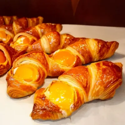 Croissants Feuilletés à la Crème Pâtissière et Abricots