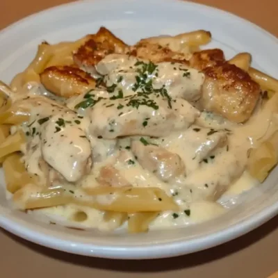 Pâtes Crémeuses au Poulet et Parmesan