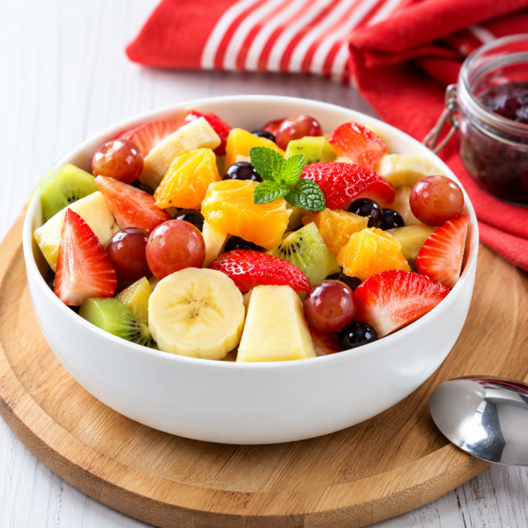 Salade de Fruits d’Été colorée aux fraises, pêches, melon, pastèque, fruits rouges et menthe fraîche