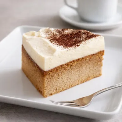 Gâteau froid au café, crème vanillée légère et biscuit moelleux