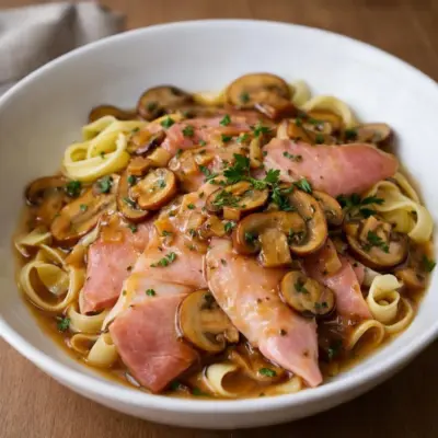 Jambon sauce Madère aux champignons & tagliatelles