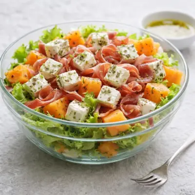 Salade fraîche melon féta jambon cru (10 min, sucré-salé)