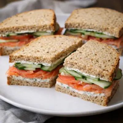 Sandwich complet au saumon fumé et concombre