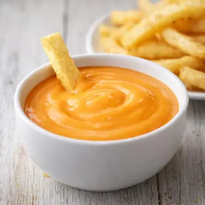 Sauce au fromage cheddar pour frites croustillantes