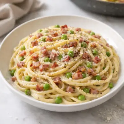 Spaghetti à la crème, lardons et petits pois