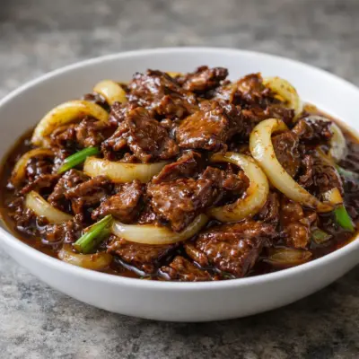 Sauté de bœuf aux oignons : sauce brune mijotée