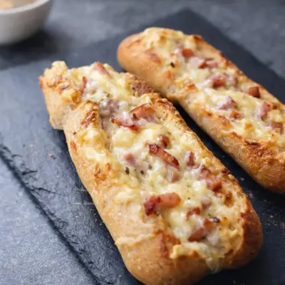 Baguette fourrée lardons emmental gratinée au four