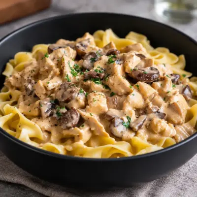 Nouilles aux œufs au poulet, sauce crémeuse