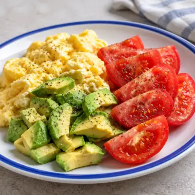 Œufs brouillés crémeux, avocat et tomate