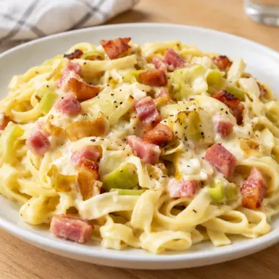 Pâtes crémeuses au jambon et au poireau