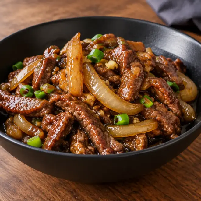 Sauté de bœuf aux oignons, sauce brillante et fondante