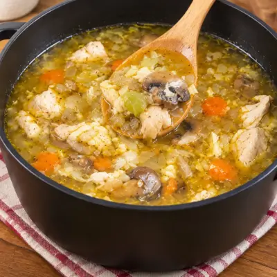 Soupe au poulet facile, légumes et petites pâtes